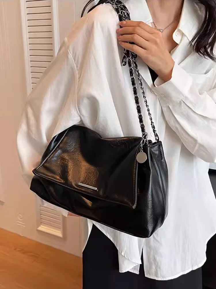 

Повседневная мягкая сумка большой вместимости для женщин, новинка 2026 года, популярная универсальная сумка-мессенджер с цепочкой, модная серебристая сумка через плечо, сумочка