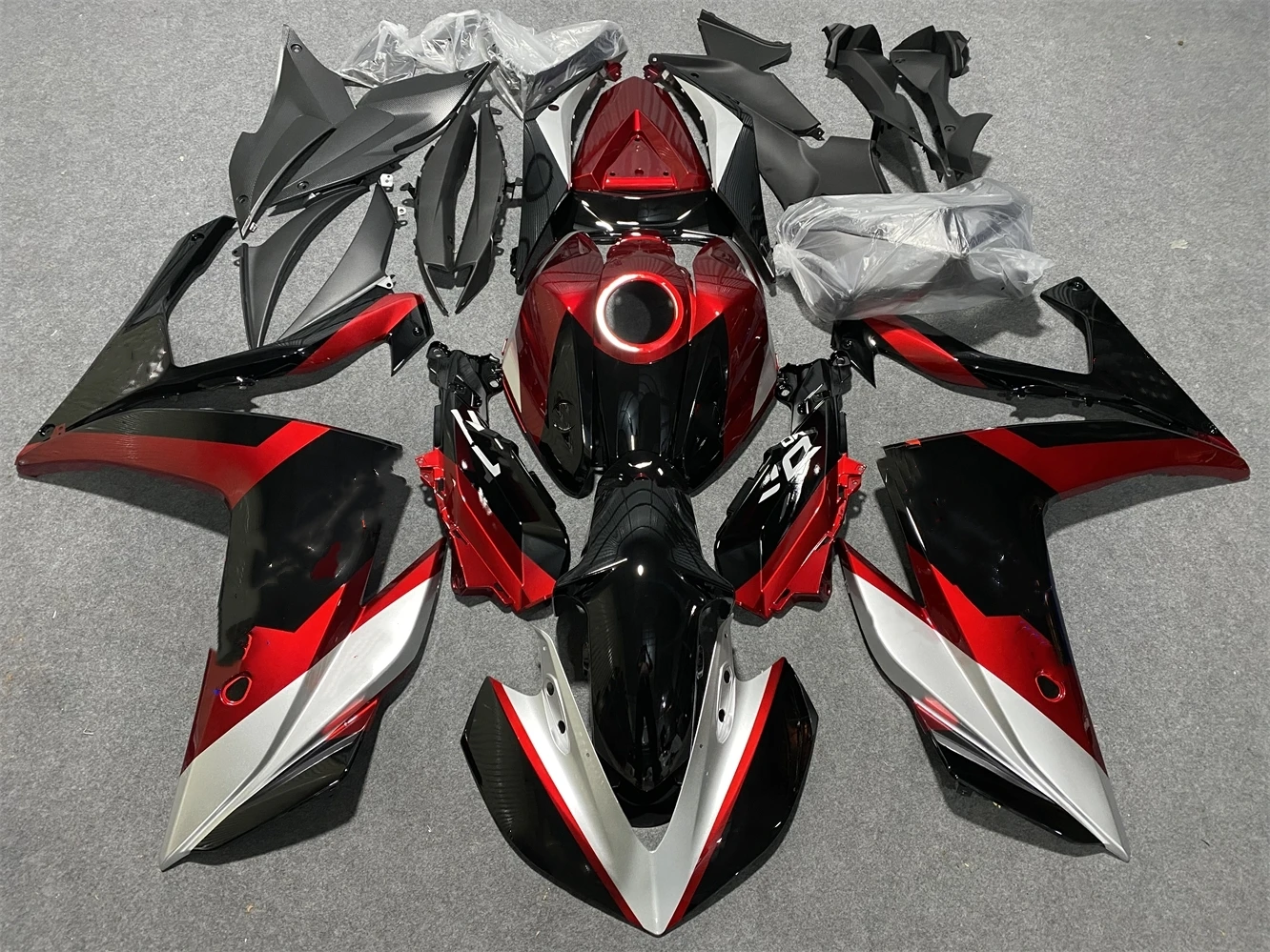 Motorcycle Fairing Applicable to Yamaha R25 R3 15-18 years R3 2015 2016 2017 2018 Fairing Metallic red and silver