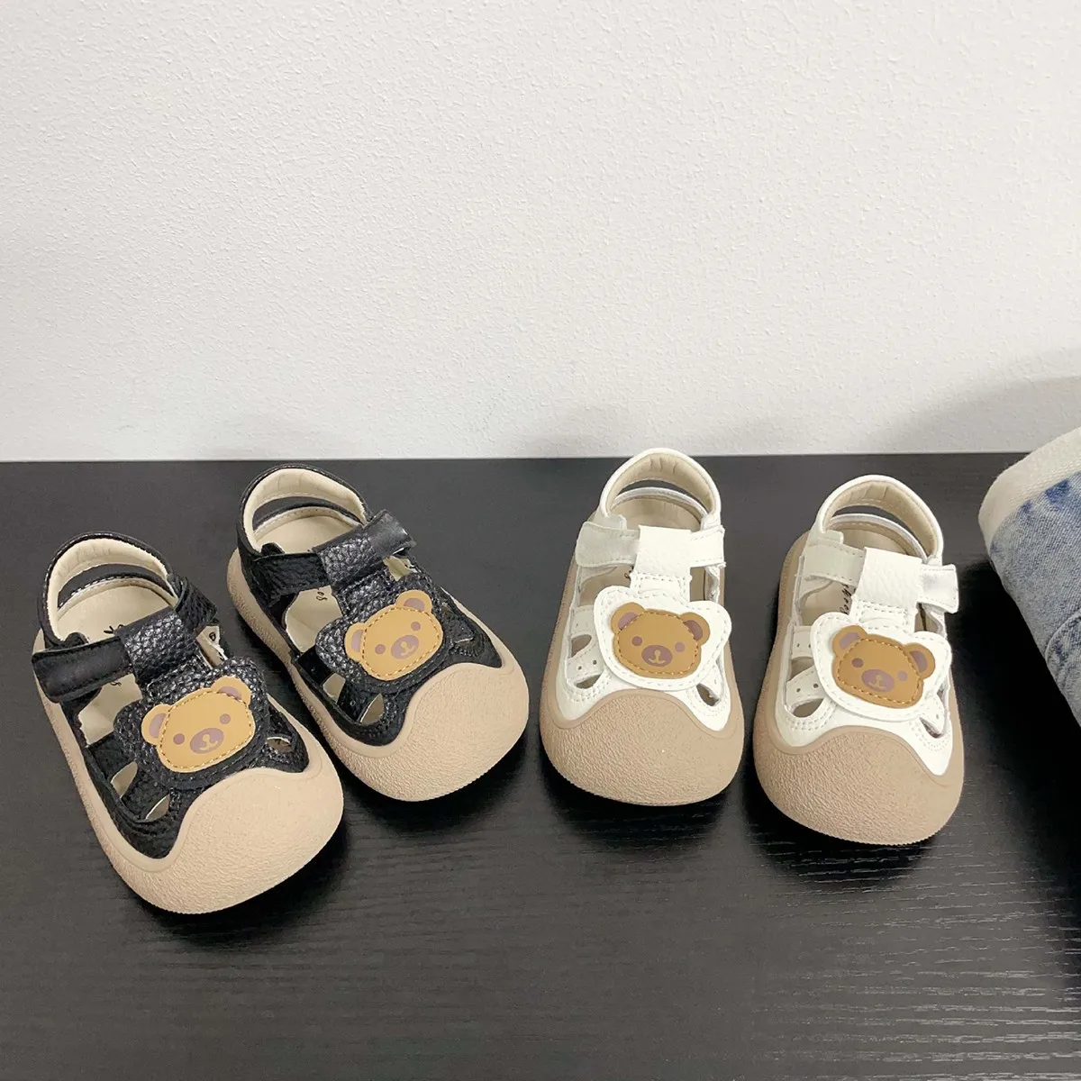 

2025 детские сандалии для девочек и мальчиков, летняя новая модная пляжная обувь в корейском стиле с мягкой подошвой, нескользящая универсальная шикарная пляжная обувь с вырезами