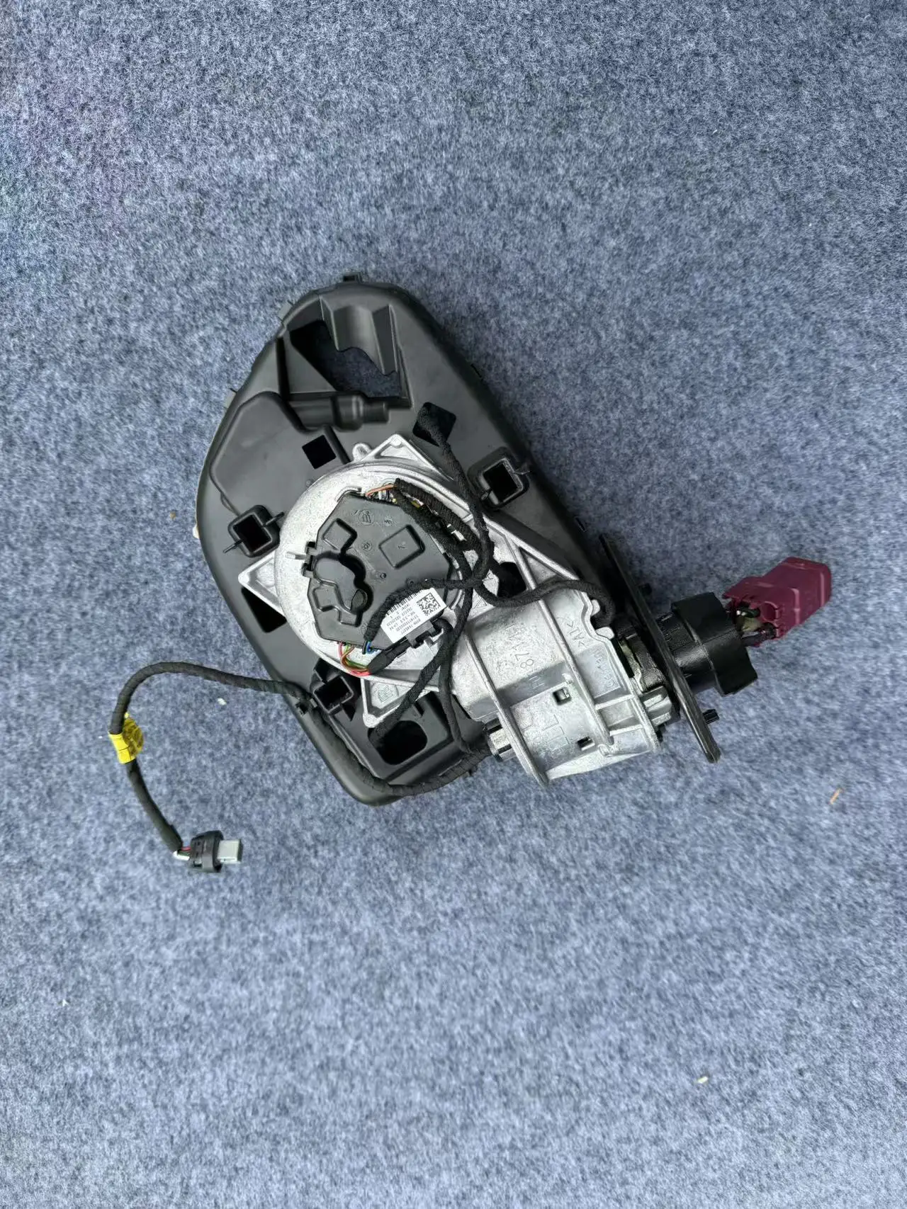 The Left Side of the Rearview Mirror Housing of the for Cullinan 51168737561