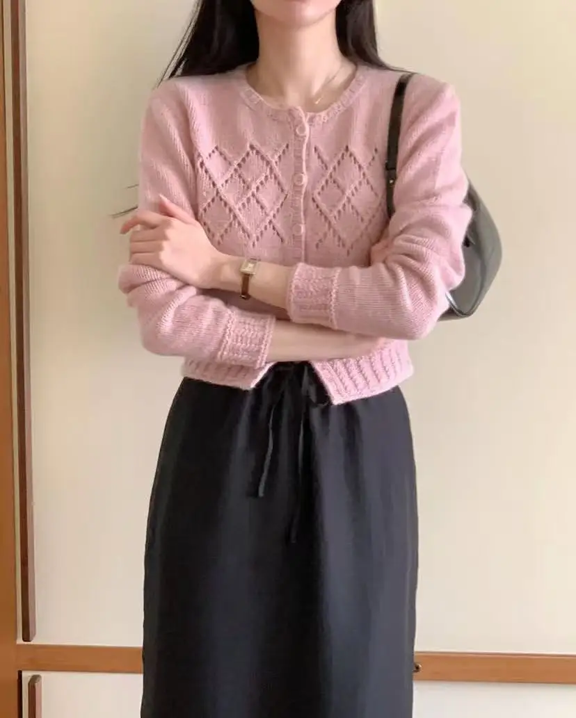Hochwertiger Strickpullover mit langen Ärmeln, kleinem Duft und modischem Lochmuster. – Detail 4