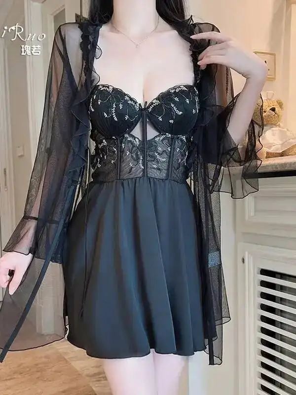 فستان دانتيل ساتان ناعم حلو عميق على شكل حرف V متجمع مع وسادات صدر بدون ظهر وحمالات عميقة على شكل حرف V بدون أكمام فستان ساحر أنيق DQBC