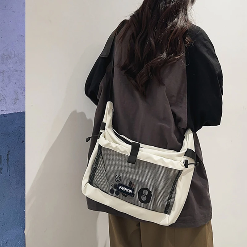 남녀공용 나일론 소재의 뉴트럴 스타일 토트백, 여행, 업무, 또는 한쪽 어깨에 메는 데 적합합니다.