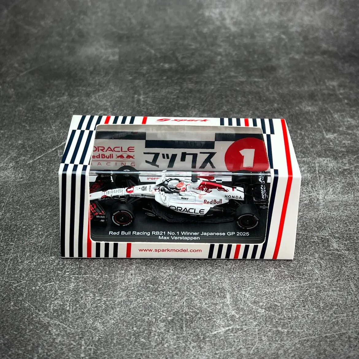 Stock SPARK 1:64 Red Bull Vastapen RB21 Japanese White Bull F1