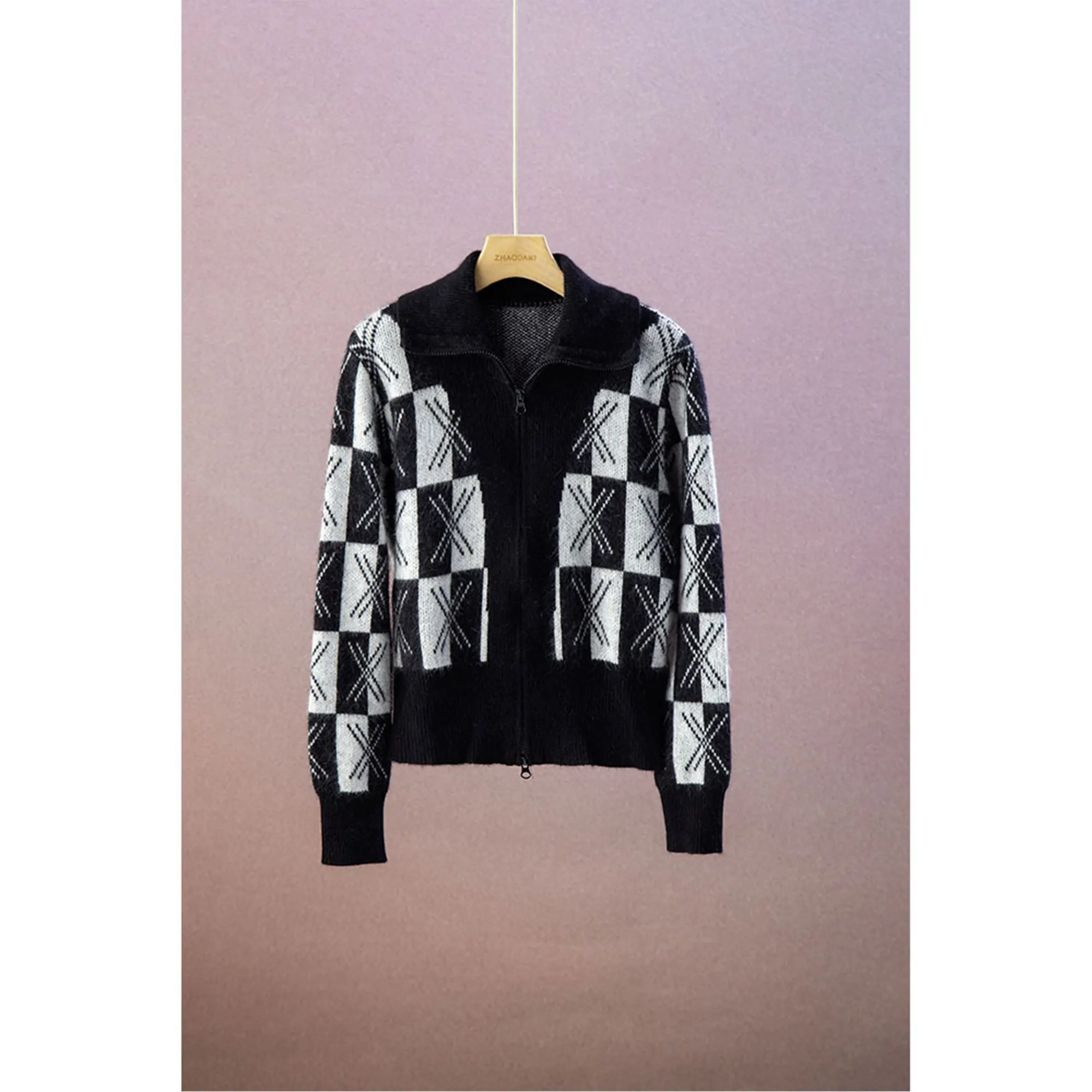 

Модный удлиненный молодежный вязаный кардиган прямого кроя с двойной молнией, высоким воротником и длинными рукавами. Зимняя коллекция.