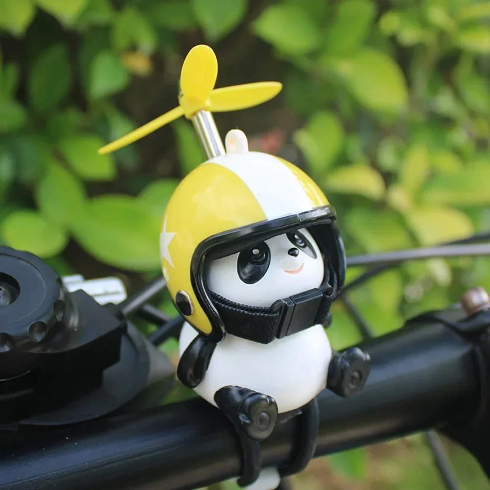 Niedlichen Panda Cartoon mit Helm Luftschraube Ornamente Spielzeug Motorrad Lenker Dekoration Fahrrad elektrische Reit ausrüstung Zubehör