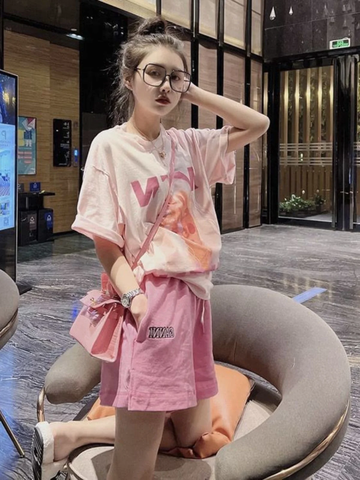 

Розовый повседневный спортивный костюм для женщин, свободный крой, комплект из двух предметов, лето 2026, новый стиль, большие размеры, модный, для молодых девушек