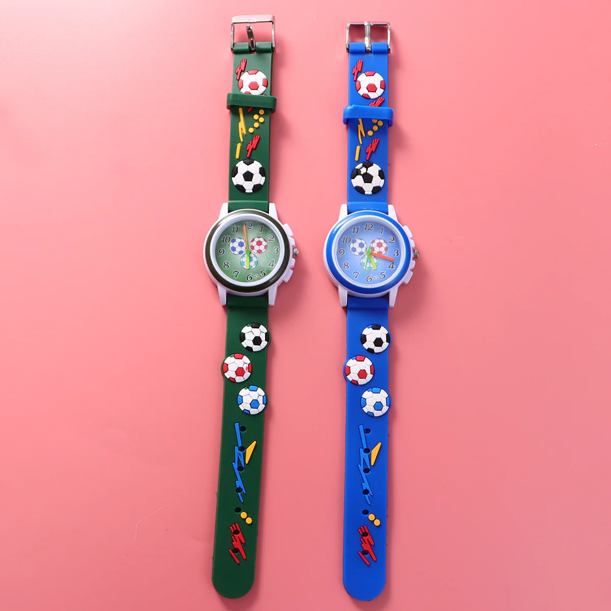 2 Stück dreidimensionale 3D-Kinderuhr, kreatives Cartoon-Muster, langlebiges Armband, angenehm zu tragen, Geschenk für Kinder, zufällige Farbe