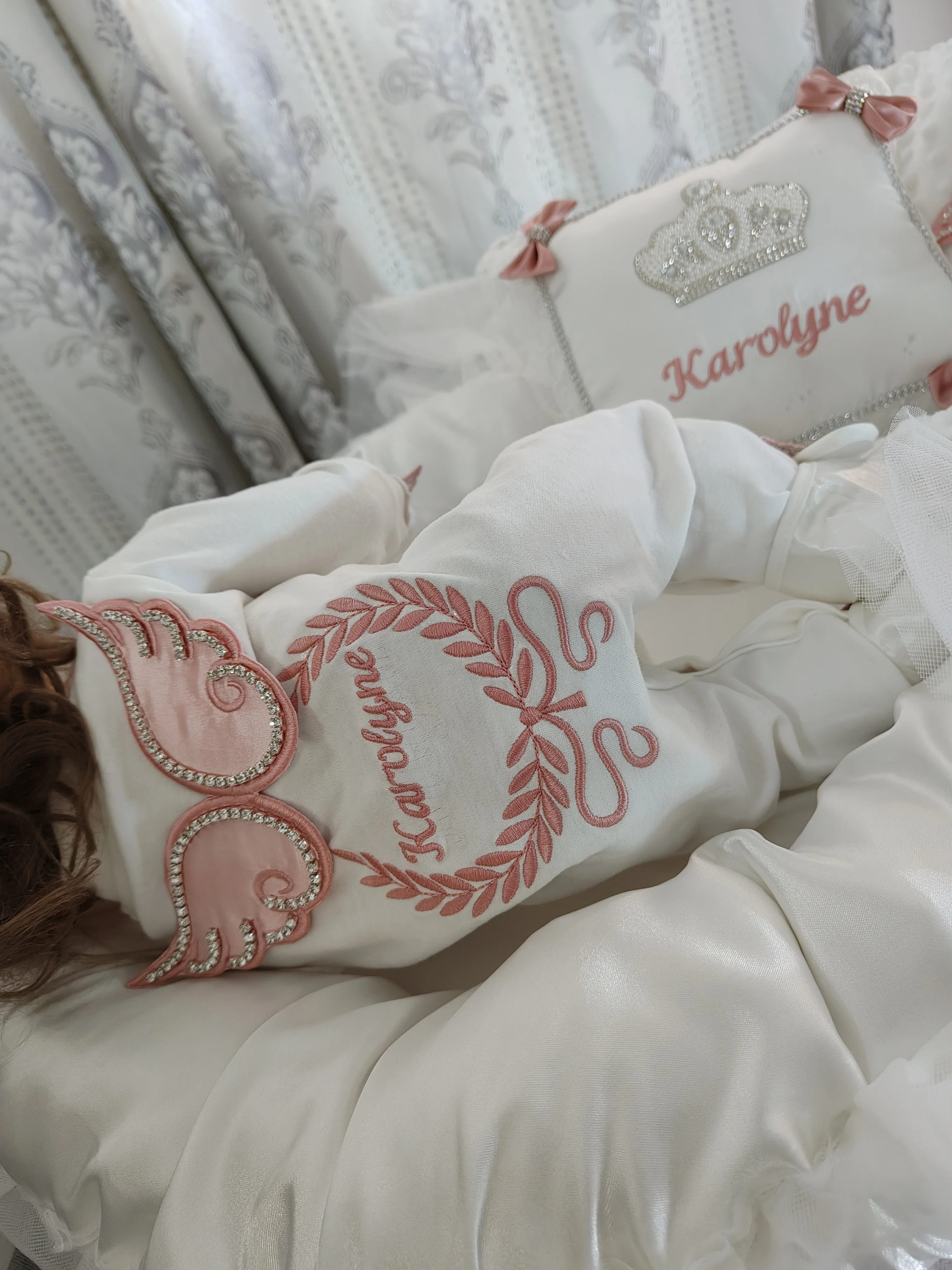 Luxury Custom Name Baby Girl 6Pcs Footed Romper Set Soft Angel Wing Newborn Clothes With Blanket Hat Booties Mitten Pillow