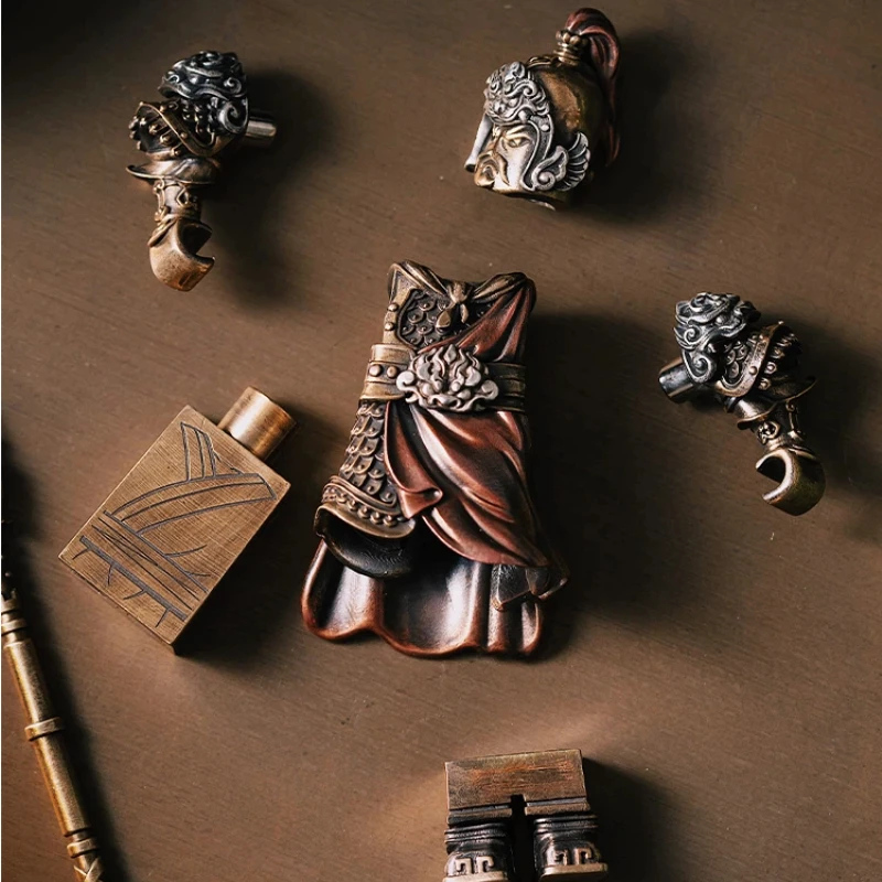 รูปปั้นยุ่ยเฟย ทำจากทองเหลือง พร้อมฐานตั้ง ตกแต่งสไตล์จีน ของตกแต่งบนโต๊ะทำงาน งานศิลปะ รูปปั้นนายพลโบราณแบบถอดประกอบได้ ของสะสม ของขวัญ