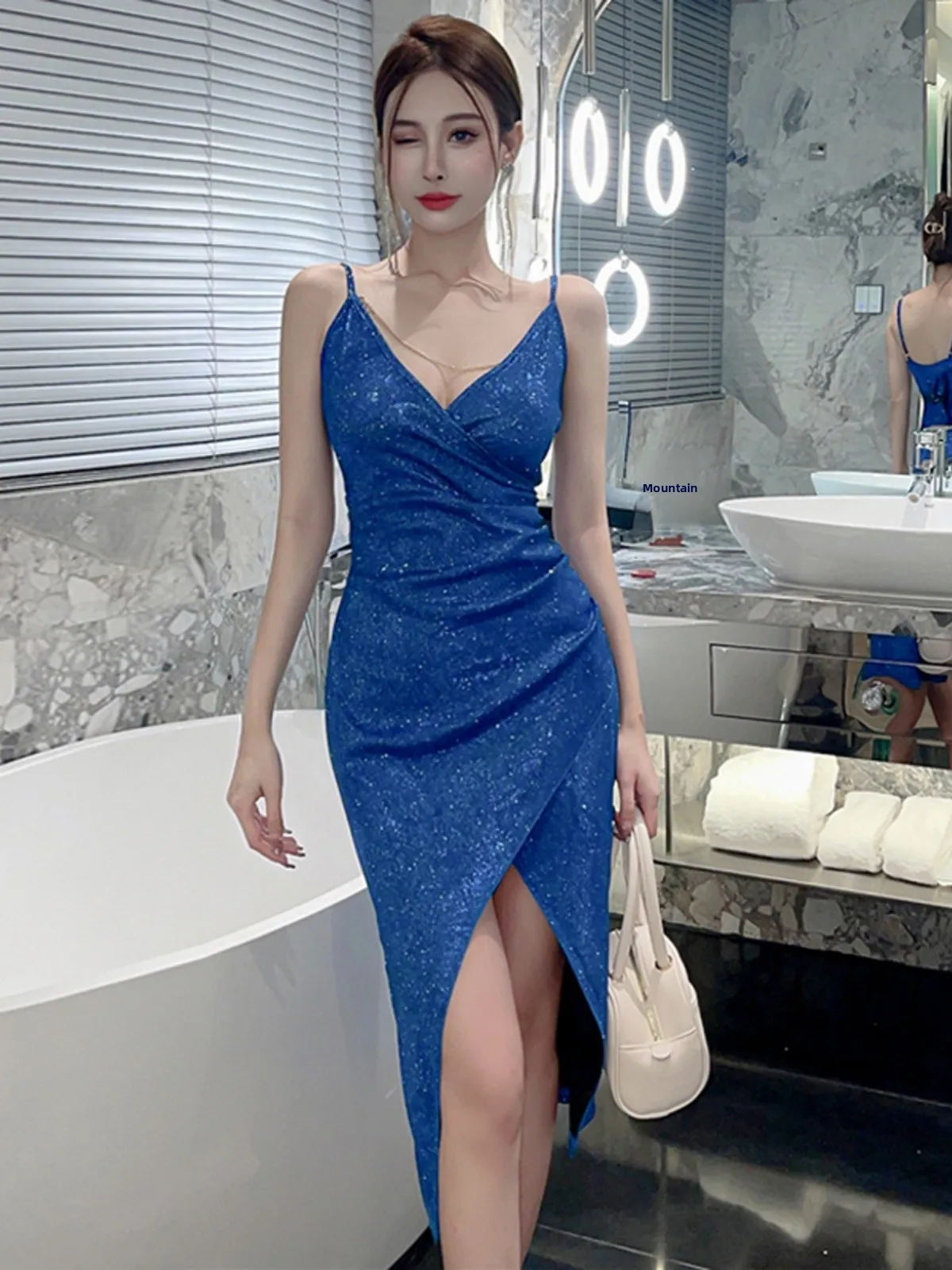 

Sexy Godd Par Dr with iny Sequins Folded High Waist Long Skirt No Sve V-Ne Glowing Chain Strap Folded Hemline