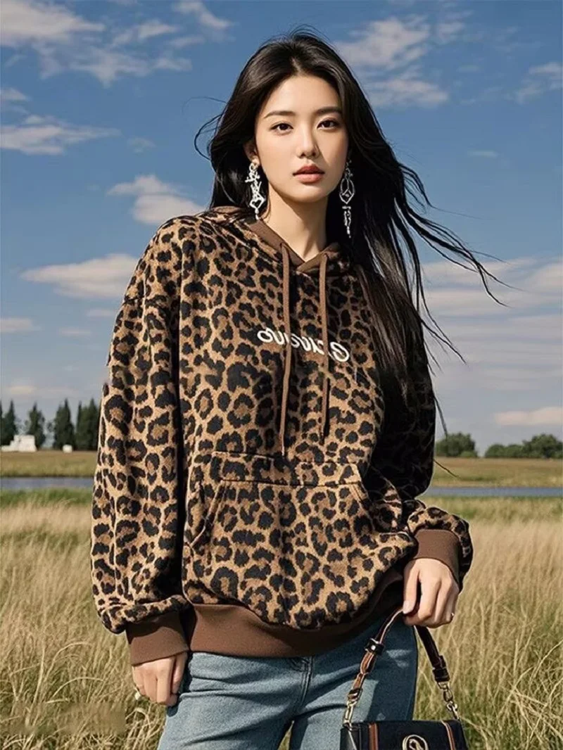 

Женское пальто с леопардовым принтом и капюшоном