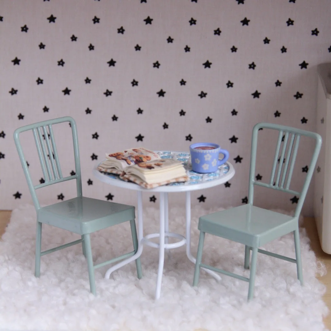 

Миниатюрный набор из кованого железа: стол и стулья, масштаб 1/12, для декора миниатюрных кукольных домиков и интерьера.