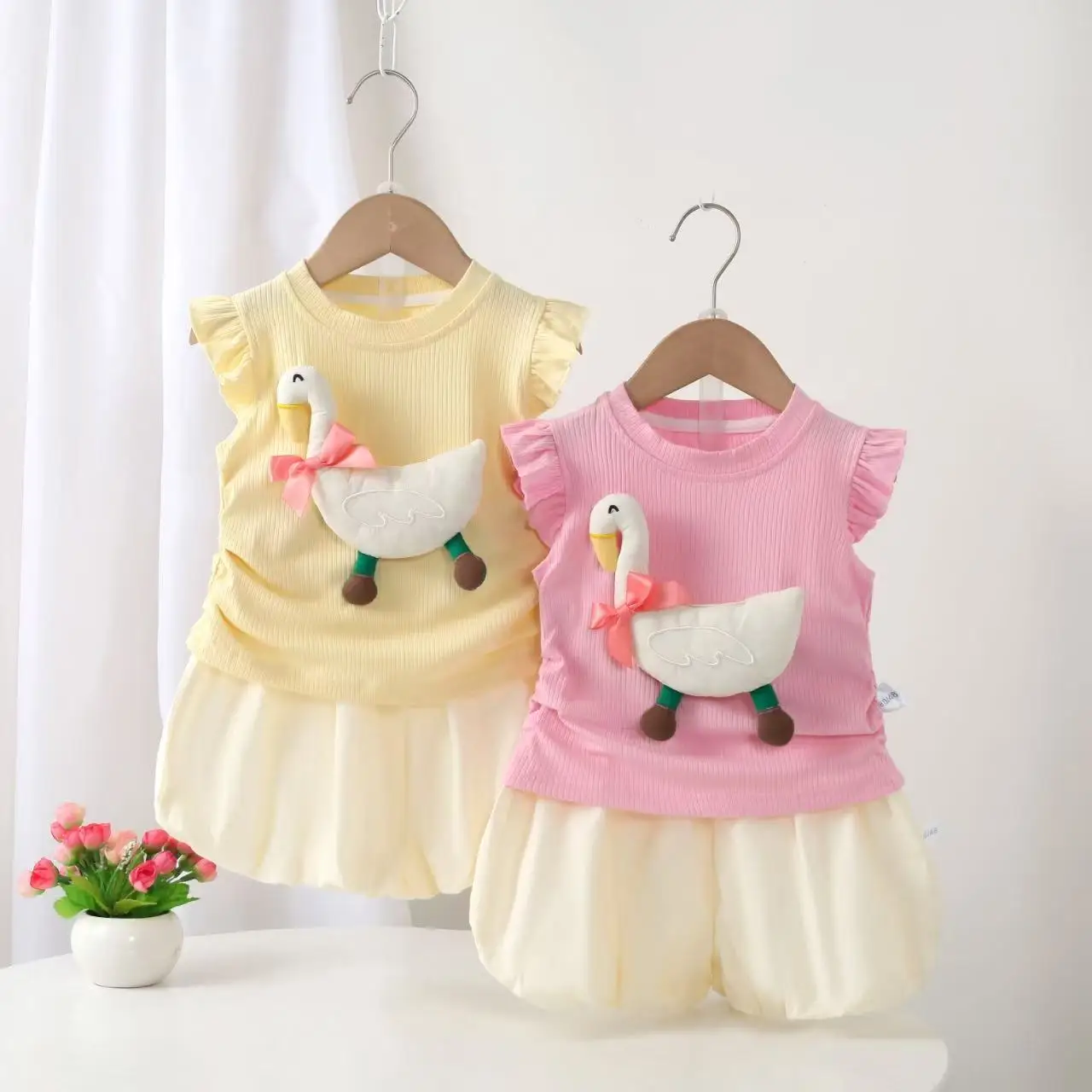 

Летний наряд для девочек New Faion Children Cute Cartoon Puff Sve Top Flower Bud Pants Комплект из двух предметов из хлопка без бренда Regi...