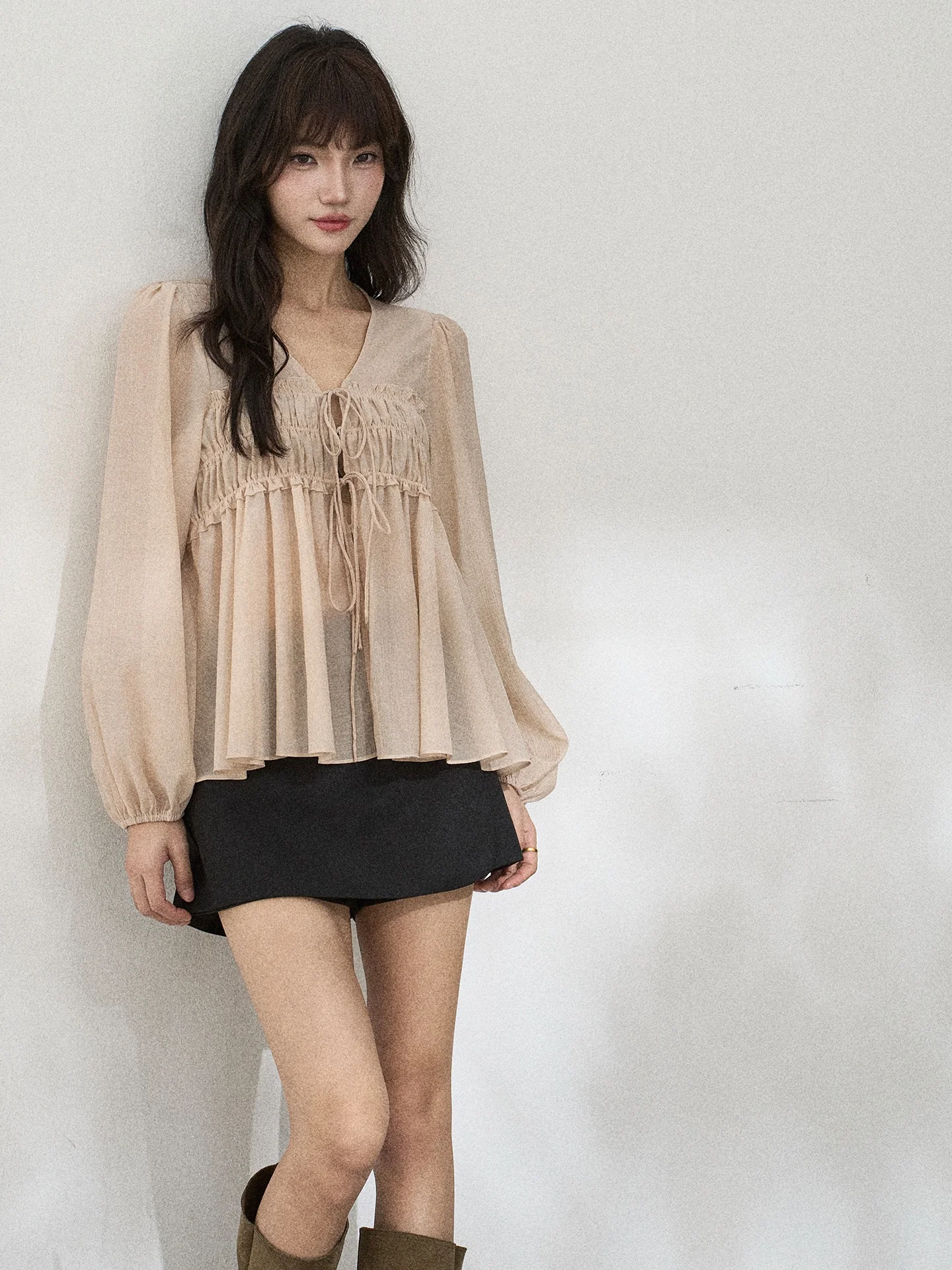 

Повседневная женская блузка с V-образным вырезом и длинными рукавами, весенняя модная блузка с дизайнерским акцентом, плиссированная, в корейском стиле, прямого кроя, из полиэфирного волокна