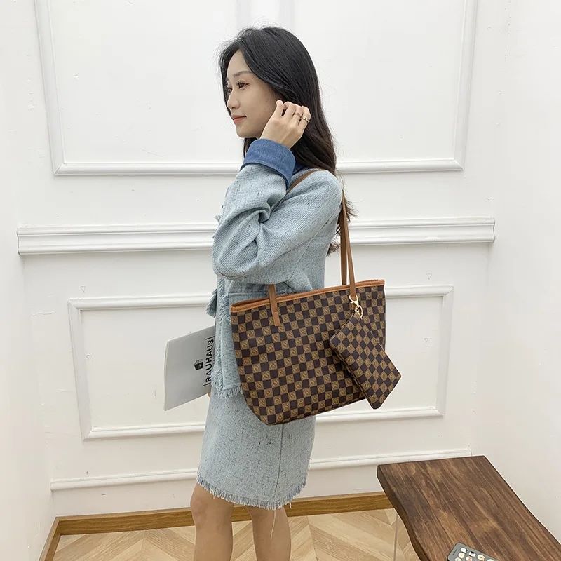 2-piece set of high-capacity tote bags 2024 new fashion and leisure chessboard checkerboard printed wallet pendant shoulder bag