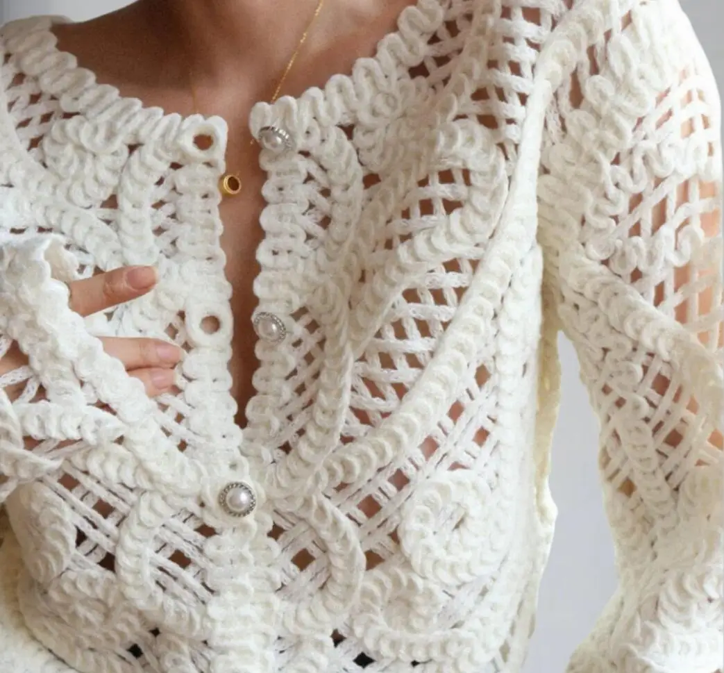 2025 Wit uitgehold gat handgehaakt vest vintage vrouw single-breasted knoppen volledige mouw trui korte gebreide trui