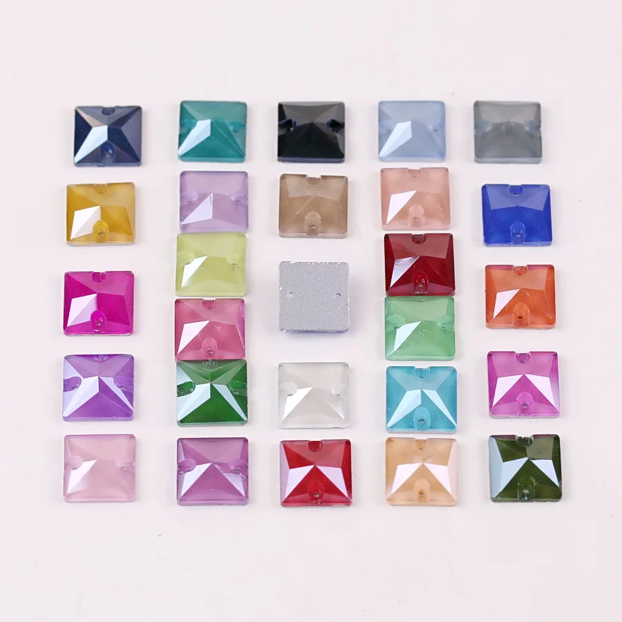 Quadratische Glas-Kristall-Strasssteine mit zwei Löchern in 6 Größen zum Aufnähen für Kleider, Schuhe, Taschen und DIY-Dekorationen. – Detail 1