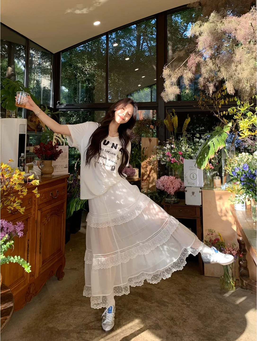 2025年春 ホワイトレーススプライシングネットハーフ丈ロングスカート 多層チュールガウン カジュアルスタイル ケーキスカート ハイウエスト ルーズフィット