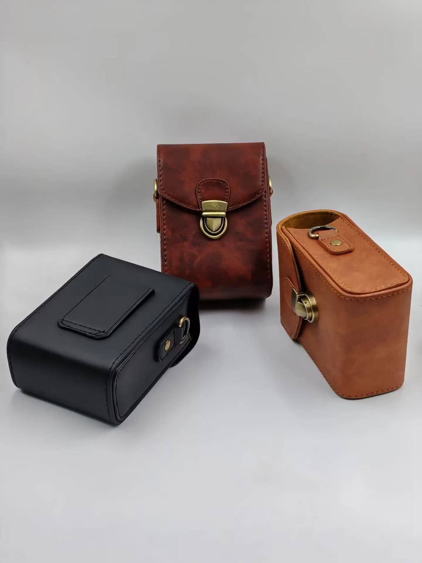 عالمي لسوني، كانون، ريكو، باناسونيك، فوجي، كاسيو، نيكون، سامسونج وكاميرات البطاقات الأخرى.