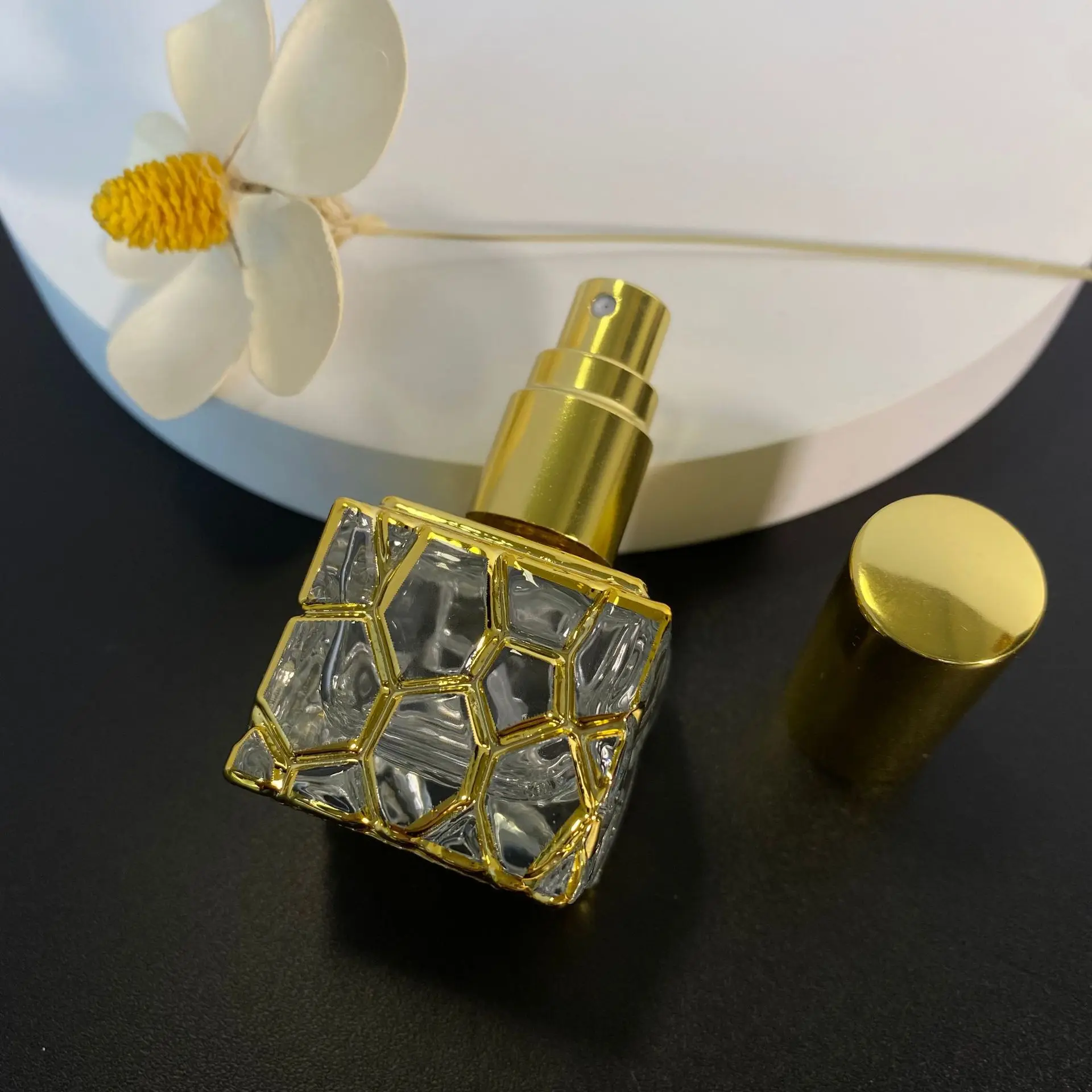 10ml High Grade Perfume Bottle Cube Gold Glass Bottle Empty Cosmetic Containers Travel Portable Atomizer Ultra Mist Sprayer