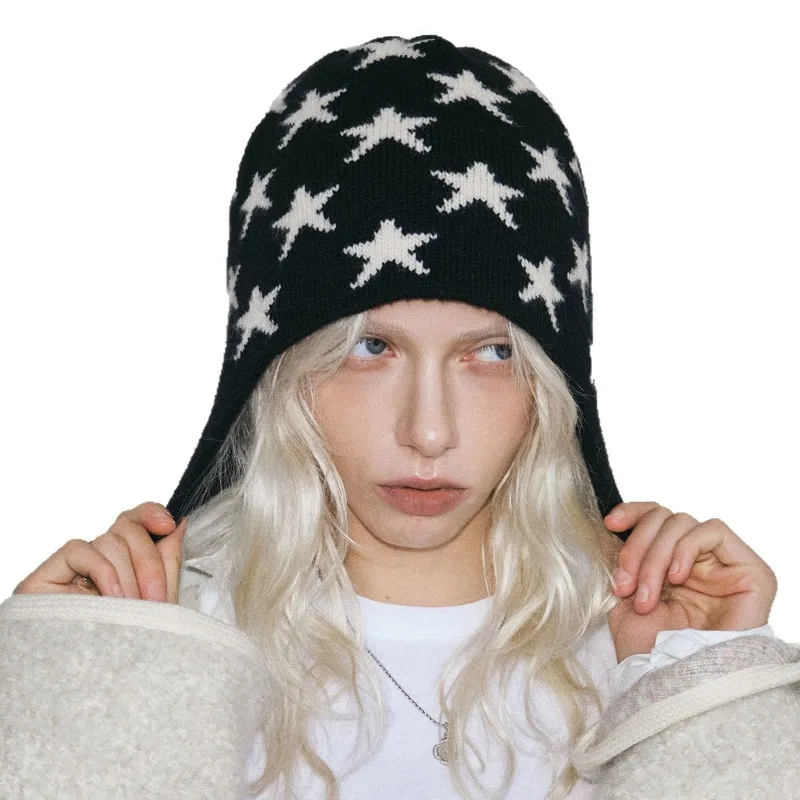 Niche Schwarz-Weißer Stern-Jacquard-Pullover-Strickhut für Damen, Winter-Wärmekappe mit Ohrenschutz, vielseitige Bombermütze – Detail 6