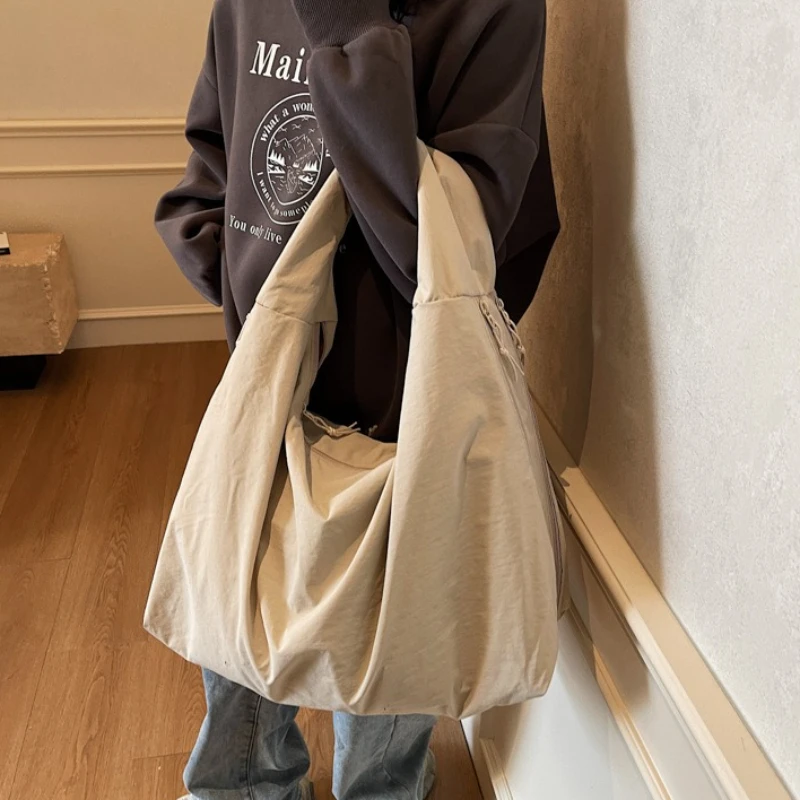 أزياء عالية الجودة المرأة المتشرد حقيبة جديدة عارضة بلون النايلون حقيبة كتف سعة كبيرة متعددة جيب حمل حقيبة