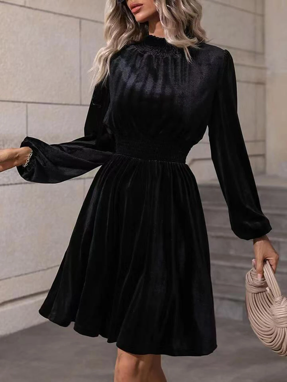

2025 Autumn/Winter New Women's Fashion Bubble Sleeve Plucked Velvet Dress