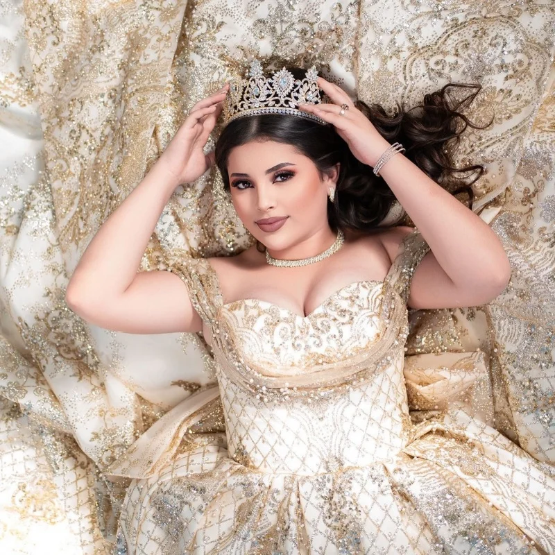 

Платья для квинсеаньеры цвета шампанского золота с открытыми плечами, блестящими многослойными бусинами, аппликациями, длинным шлейфом и бантом, Vestido e 15 Quinceanera Customiz