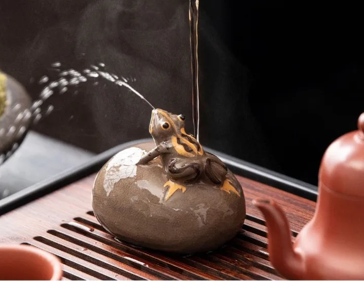 1.3“Tea Pet Small Water Spray Yixing Zisha Purple Clay Chestnut Frog Statue