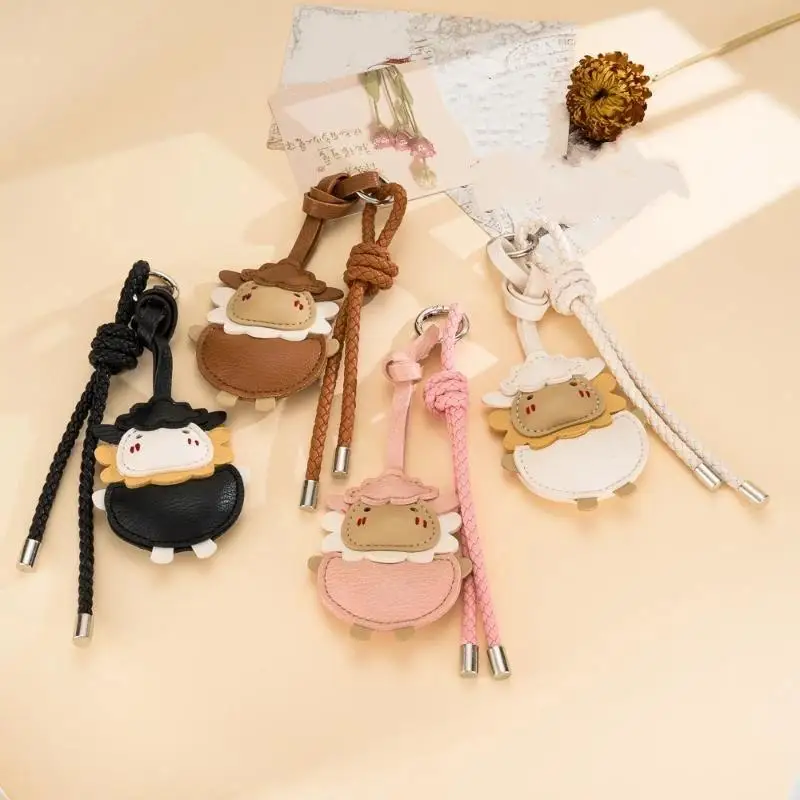 Niedlicher Schaf-Schlüsselanhänger aus PU-Leder, weicher Lamm-Anhänger mit geflochtenem Seilriemen, tragbare Taschen- und Rucksack-Dekoration für Frauen und Mädchen, für den täglichen Gebrauch – Detail 1