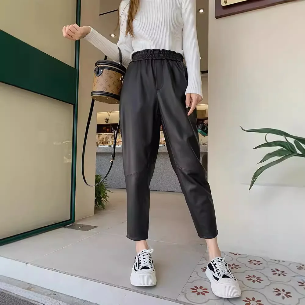 Klassische Schafslederhose für Damen mit neun Punkten und Micro-Flare, schmale Freizeithose