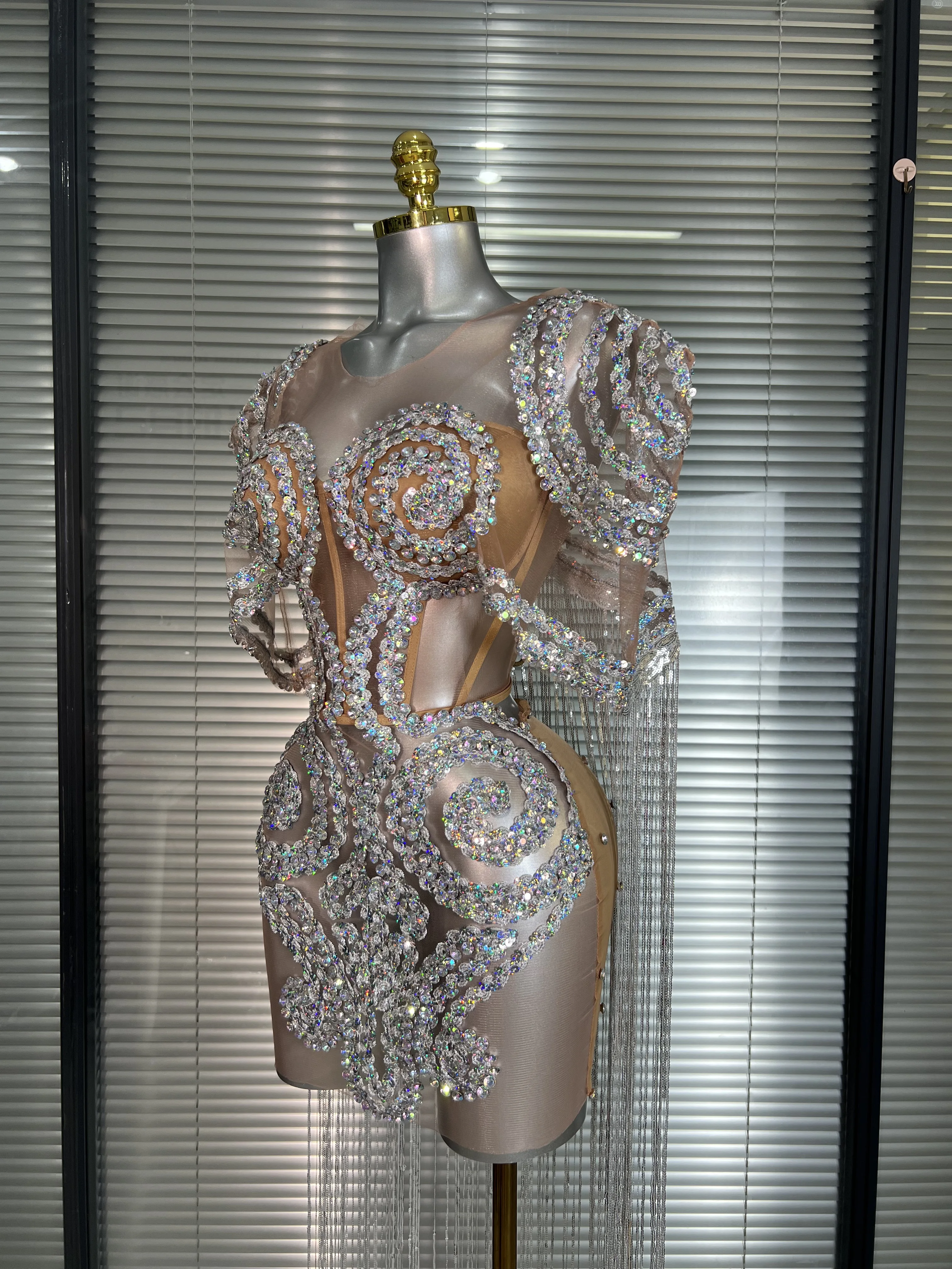 Mini abito da donna sexy con paillettes colorate e nappe in argento, costume da spettacolo scintillante, ballerino di scena, abito da festa per night club