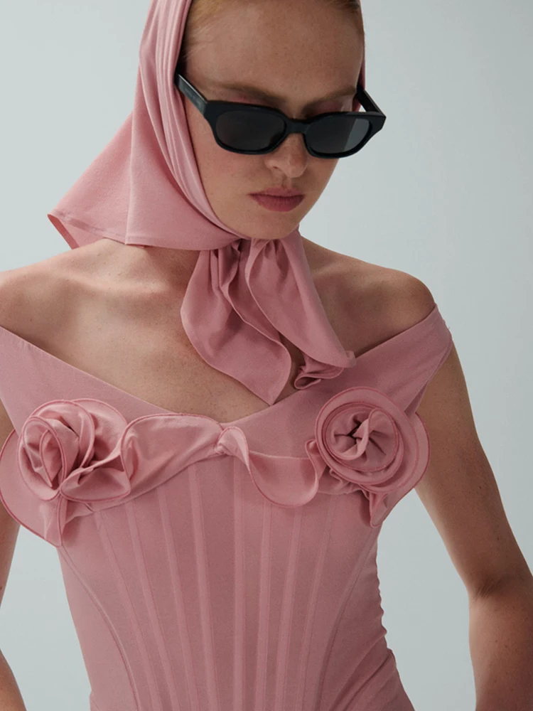 Damska szykowna różowa obcisła sukienka z odkrytymi ramionami gorset gorset kwiatowe ozdoby elegancka i stylowa wysokiej jakości sukienka na imprezę