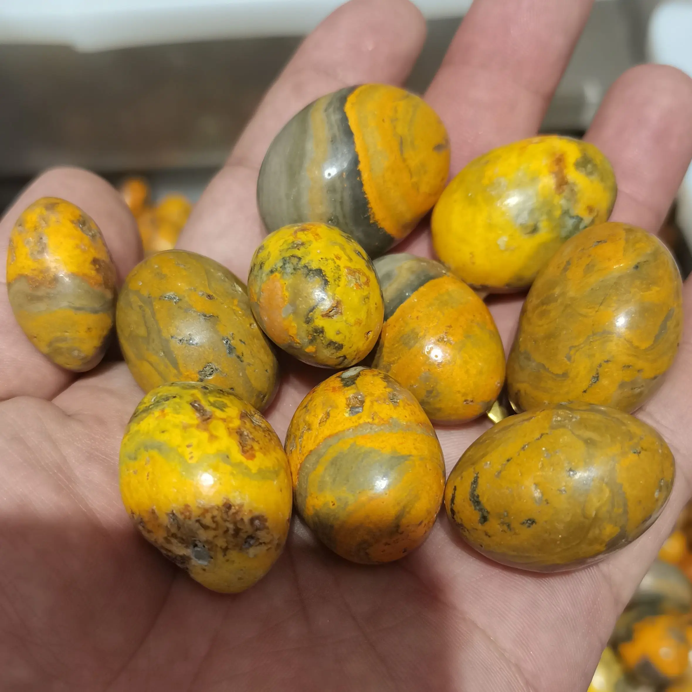 

1.5kg/Bag Natural Polished Mineral Healing Crystals Yellow Bumblebees Jasper Tumbled Stones Rock Rough For Halloween Decoration