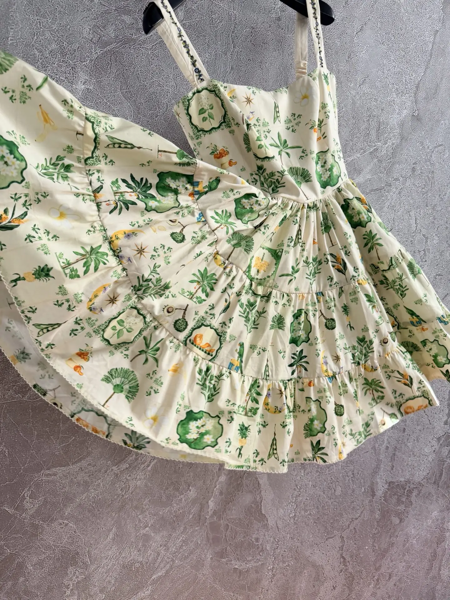 2026 Elegantes ärmelloses Minikleid mit grünem Blumendruck und Stickerei