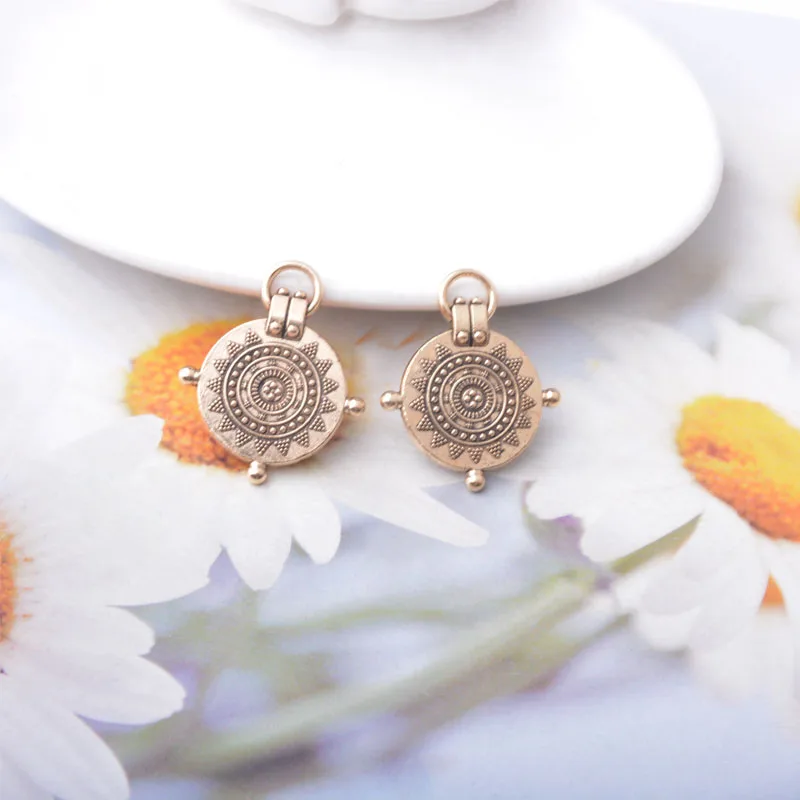 10 Stück Boho Zinklegierung Goldene Ohrringe mit Strass-Anhängern und Imitationsperlen, Runde Blumen-Sonnenblumen-Anhänger für DIY Damenohrringe – Detail 9