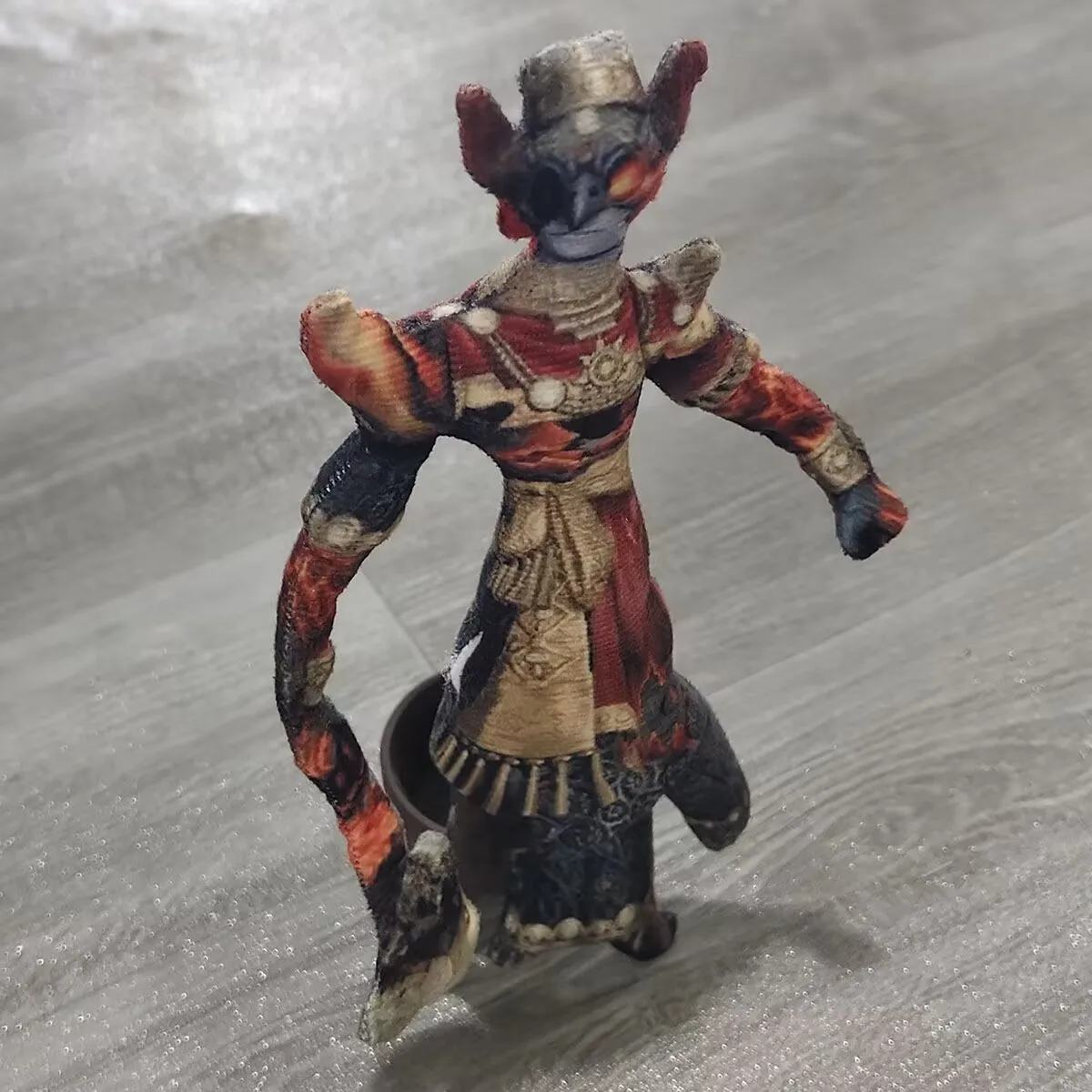 "아이덴티티 V"와 "Fool's Gold"의 악마 불꽃 녹이는 인형은 손과 발에 철선이 있어 움직일 수 있습니다.