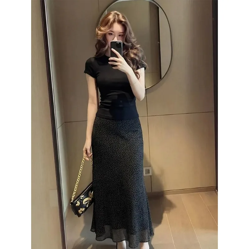 

Women's 2-Piece Outfit Slim Black T-Shirt & Polka Dot Maxi Skirt Elegant Set