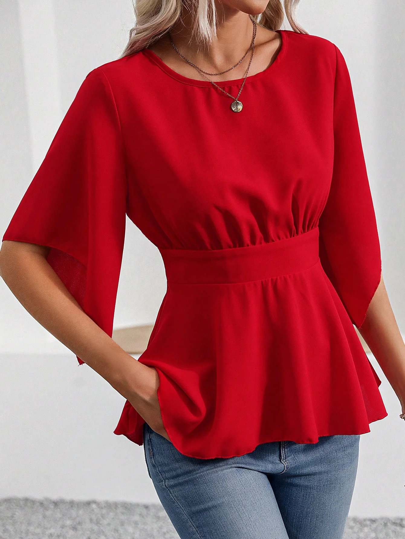 قميص على الموضة الأوروبية والأمريكية بخصر مستدير ورقبة مستديرة وأصفاد غير منتظمة بلون سادة