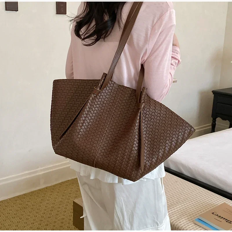 Strohgewebte Tragetasche im Wing-Stil, Designer-Umhängetasche für den Arbeitsweg, koreanische Sommer-Nischen-Handtasche mit großem Fassungsvermögen für Damen – Detail 9
