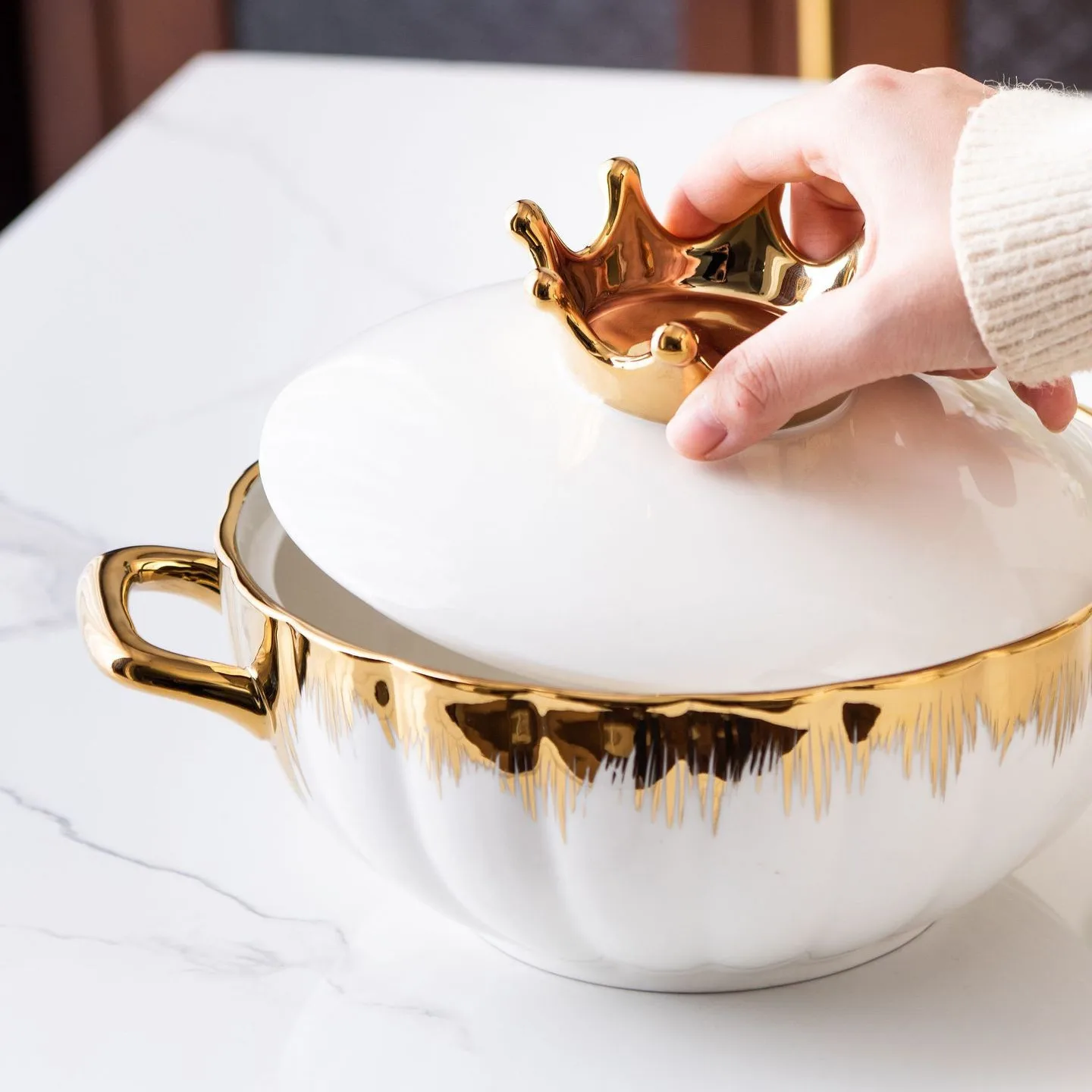 Luxury Crown Design Gold-Plated Soup Pot Bowl Set Ceramic Bowl Soup Pot Cooking Ceramic Pot