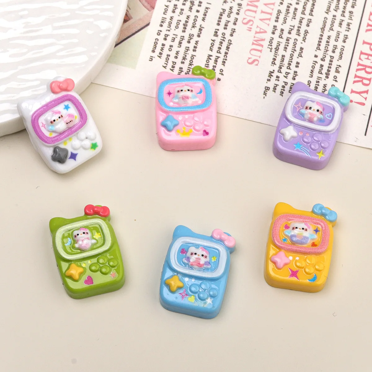 5 قطع من إكسسوارات الراتنج الكرتونية للهاتف miniso kt، علبة غير المرغوب فيها ذاتية الصنع، مستلزمات الحرف اليدوية المصغرة المصغرة