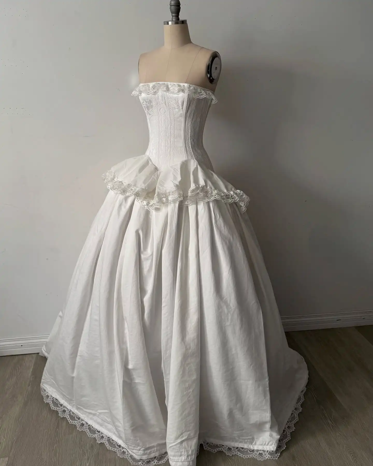 Customized Strapless Ruffle Lace Corset Ball Gown White Vintage Puffy Floor Length Romantic Victorian Wedding Dress For Bride