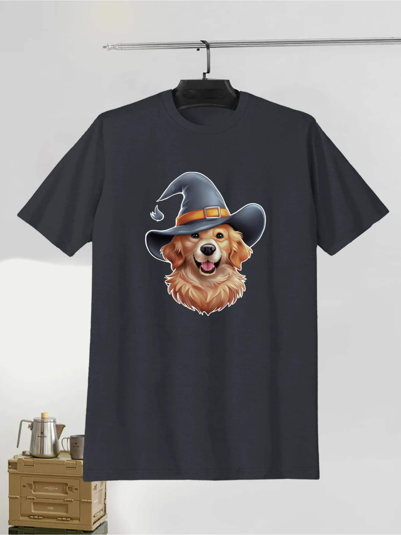 1 camiseta con estampado de perro Golden Retriever con sombrero de bruja, tejido de punto, cuello redondo informal, ligera elasticidad, corte regular, estampado geométrico