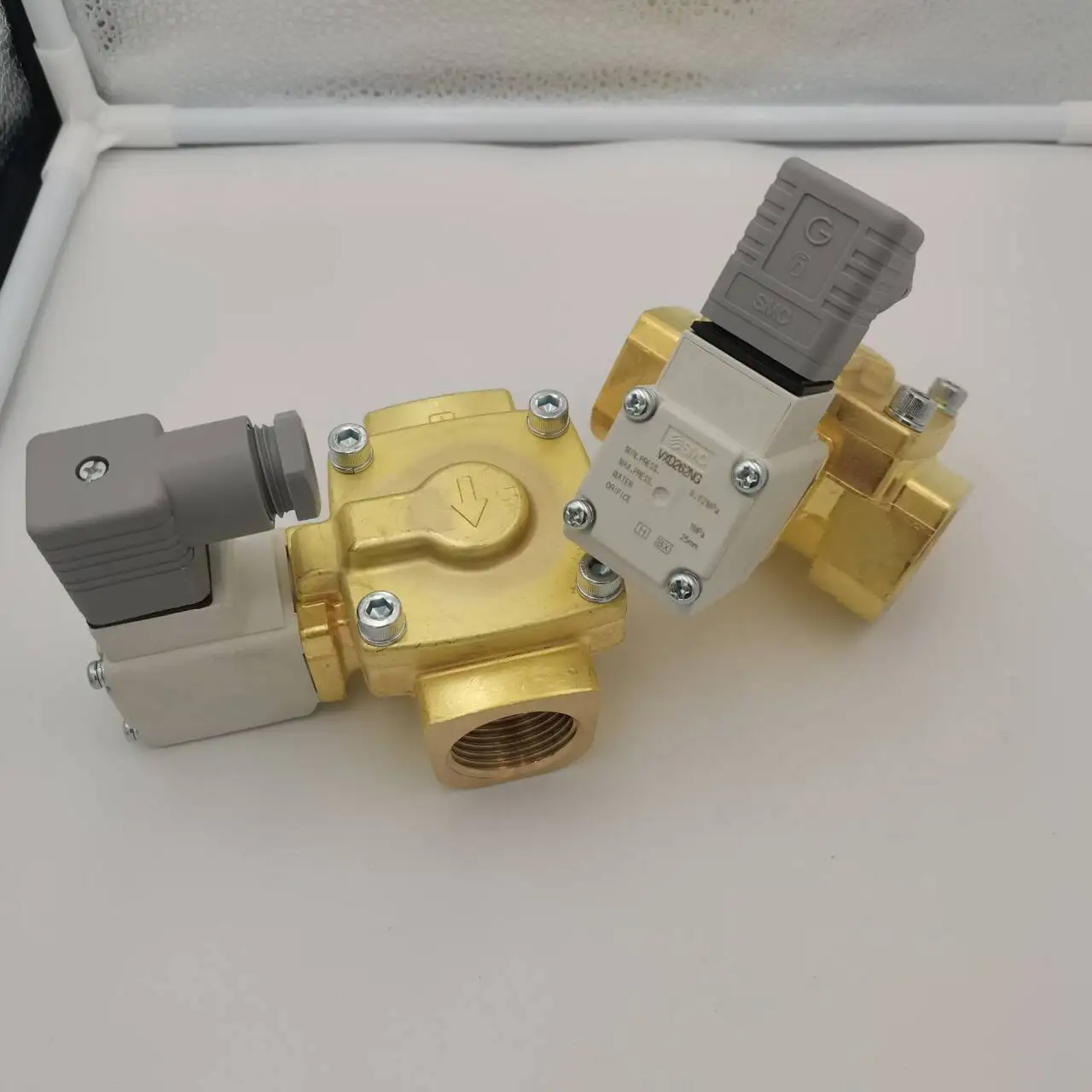 الأصلي حقيقية SMC هوائي الملف اللولبي صمام VXD242HG VXD262NG اتجاهين الملف اللولبي صمام للمياه