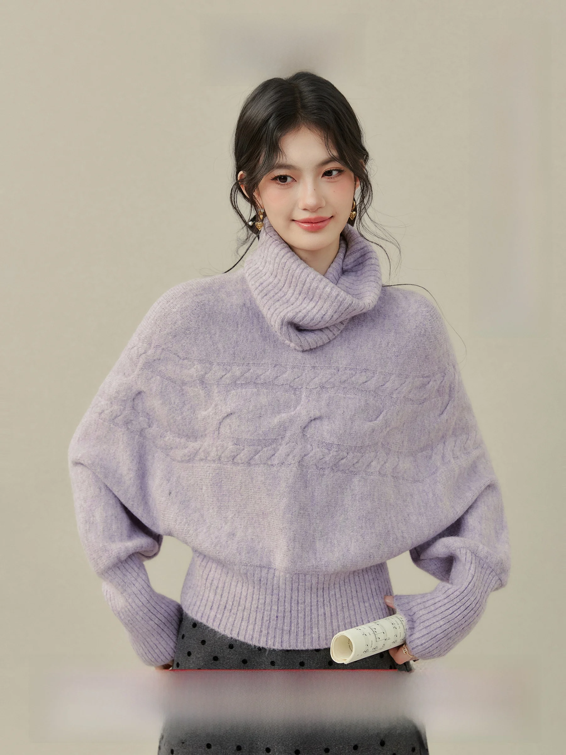 

Свободный женский свитер с высоким воротником и узором косы, фиолетовый, от Wang Mang, Зима 2025, Новинка, в стиле Lazy Chic, повседневный, комфортный топ