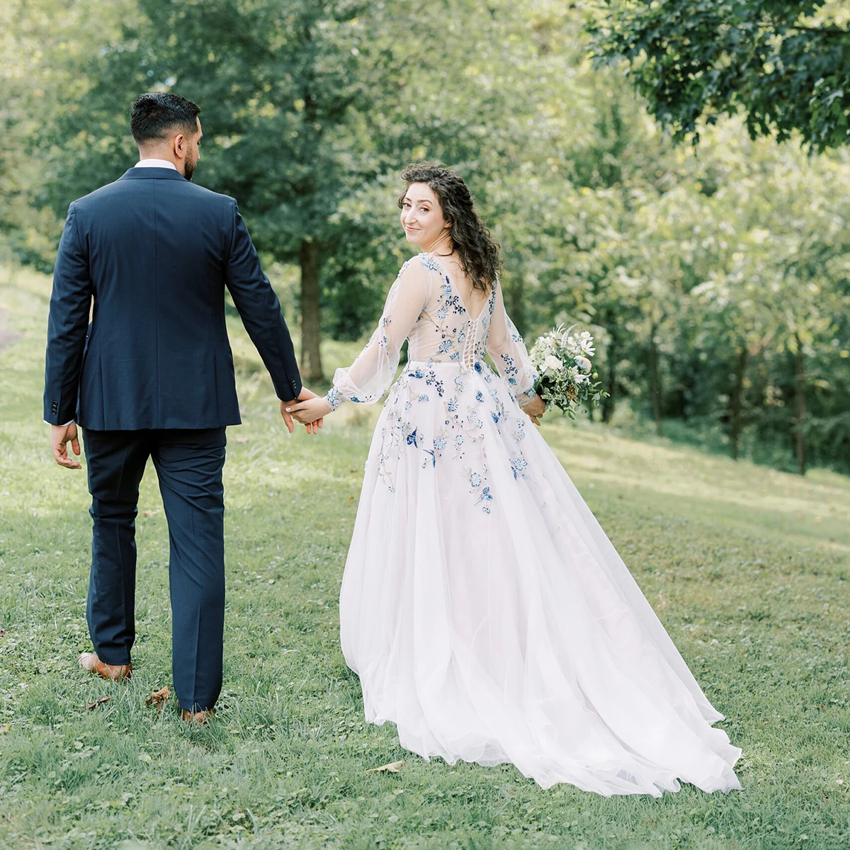 긴 퍼프 소매 블루 자수 비딩 웨딩 드레스 A라인 시스루 보디스 맞춤 제작 가든 튤 브라이덜 가운 트레인 포함