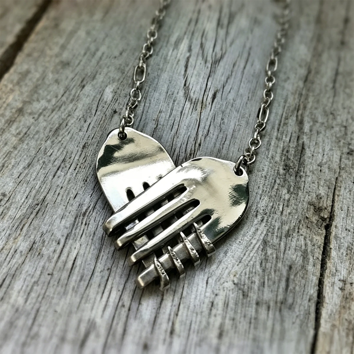 The fashionable interwoven vertical strip hollowed-out fork-shaped lady's pendant necklace is suitable for dates and parties.