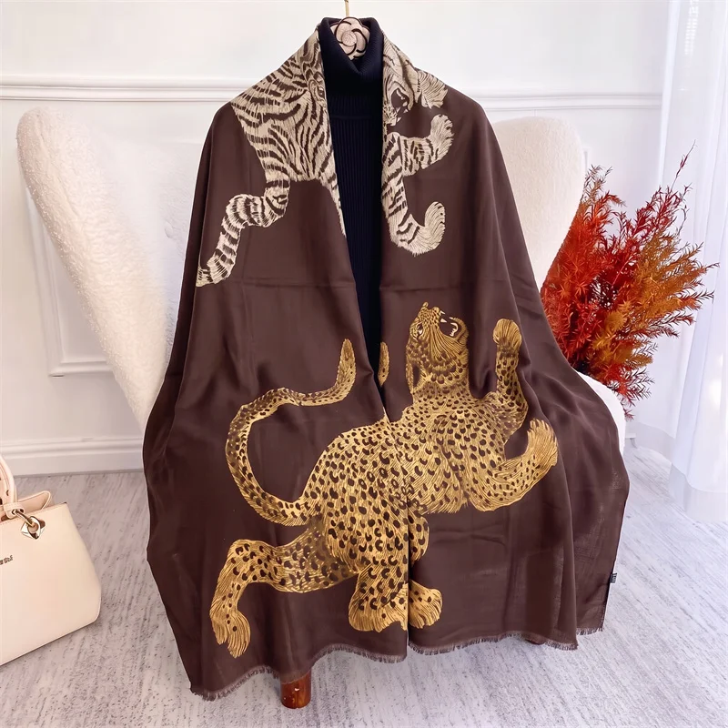 Luxuriöser Satin-Schal mit Tiger-Print für Damen, Seidengefühl, Quasten-Verzierung, Leopardenmuster, Winter-Business-Accessoire, Bürodame, Premium-Qualität